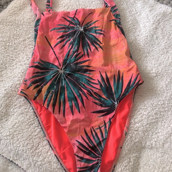 BRAND NEW ONE PIECE SWIMSUIT FROM BILLABONG - Picture 2 of 9